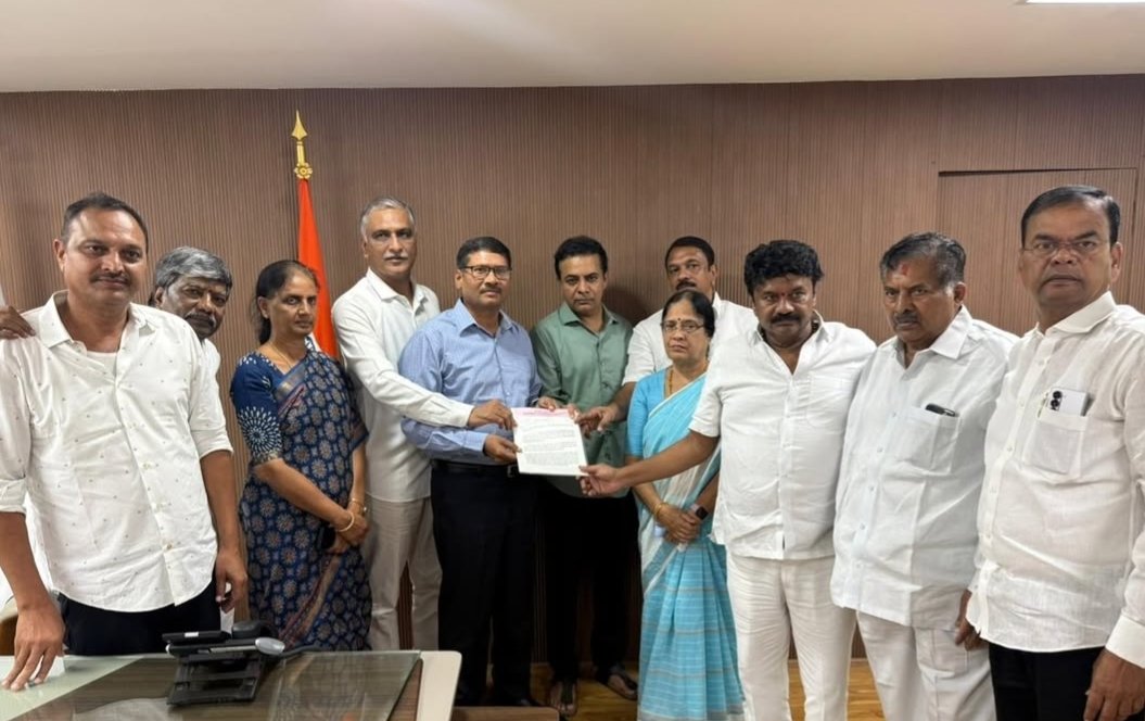 KalvagaddaRaj's tweet image. కాంగ్రెస్ ప్రభుత్వం మాటల్లో ఉచితం అంటుంది కానీ పనుల్లో భారమే మిగిలిస్తోంది!
ఆర్టీసీ చార్జీలను అడ్డగోలుగా పెంచి సాధారణ కుటుంబాలపై భారం మోపిన రేవంత్ సర్కార్‌పై బీఆర్ఎస్ బలమైన నిరసన వ్యక్తం చేసింది
“ఇది సర్కార్ కాదు సర్కస్” అని కేటీఆర్ గారి వ్యాఖ్యే ప్రజల మనసు లోని మాట.
#BusFareHike