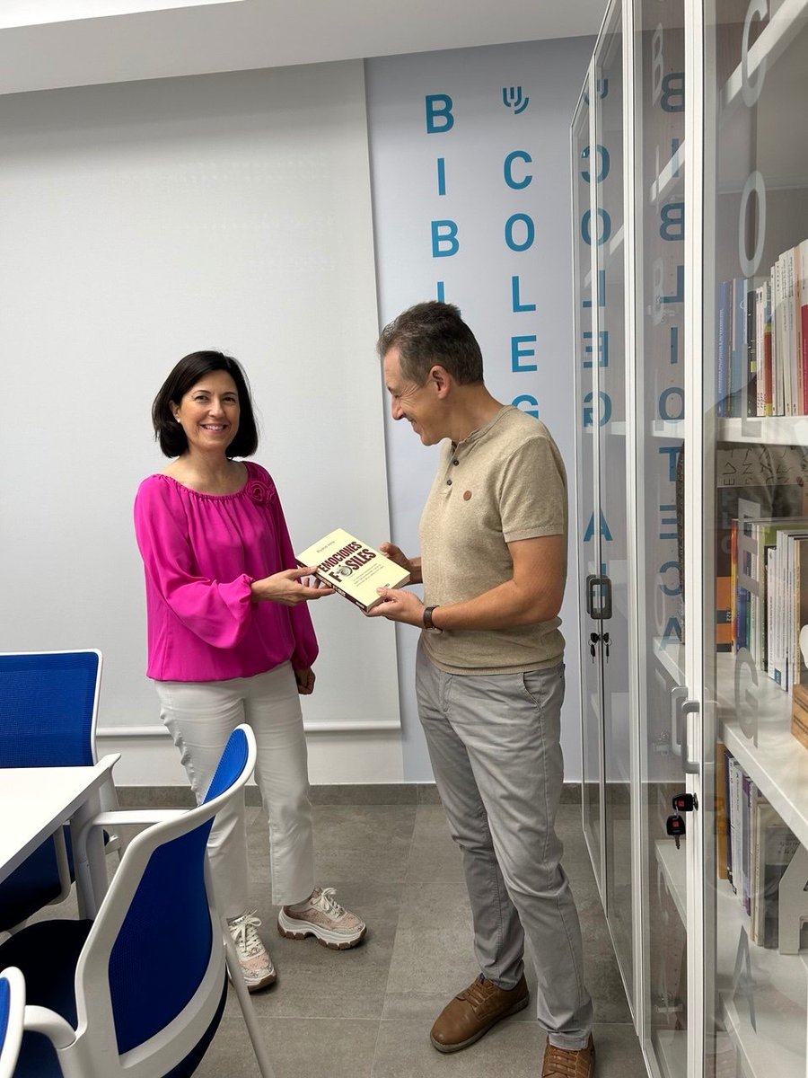 COPsicologia's tweet photo. La obra “Emociones Fósiles” de Pedro Jara inaugura la Biblioteca Colegial, un nuevo instrumento del COPRM para ampliar la oferta de servicios que presta a sus miembros
Jara ofreció su libro a los representantes de la Junta de Gobierno de dicha institución para después presentarlo https://t.co/Skl0uhdoFs