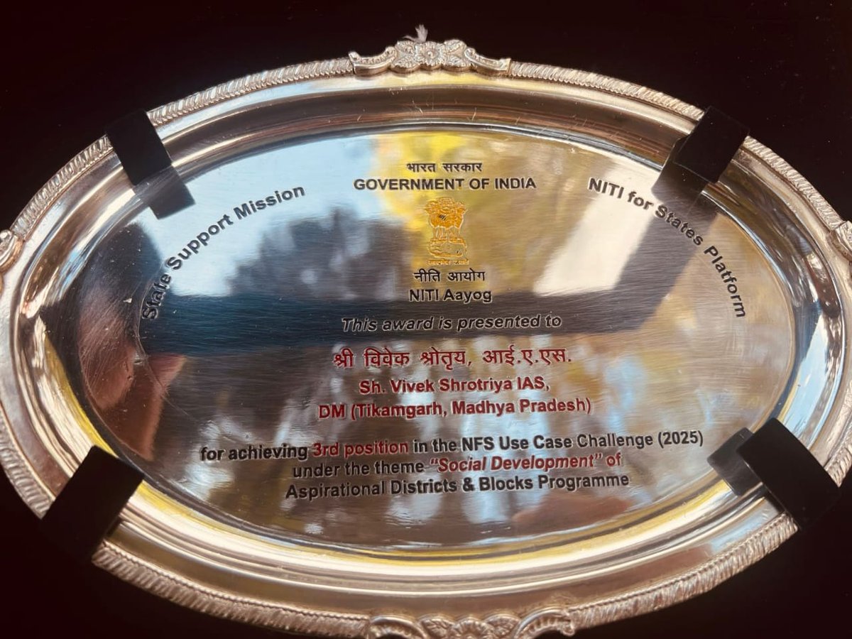 TikamgarhC's tweet image. कलेक्टर श्री विवेक श्रोत्रिय को नीति आयोग भारत सरकार की “Use Case for NITI For States” परियोजना के तहत सामाजिक विकास (Social Development) की थीम में देश में तीसरा स्थान प्राप्त होने पर लाल बहादुर शास्त्री राष्ट्रीय प्रशासन अकादमी मसूरी में सम्मानित किया गया।
#NITIAYOG
#tikamgarh