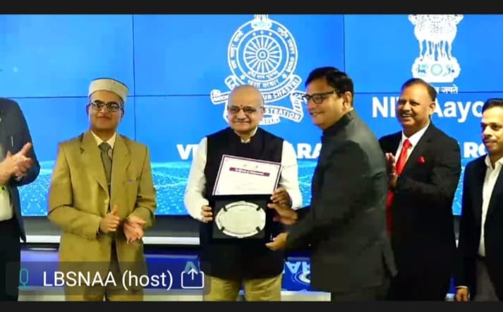 TikamgarhC's tweet image. कलेक्टर श्री विवेक श्रोत्रिय को नीति आयोग भारत सरकार की “Use Case for NITI For States” परियोजना के तहत सामाजिक विकास (Social Development) की थीम में देश में तीसरा स्थान प्राप्त होने पर लाल बहादुर शास्त्री राष्ट्रीय प्रशासन अकादमी मसूरी में सम्मानित किया गया।
#NITIAYOG
#tikamgarh