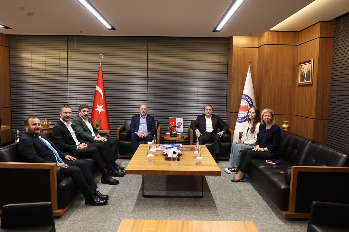 MemurSenFr's tweet photo. Le président de Memur-Sen, Ali Yalçın, a reçu le président de la Confédération des syndicats indépendants de Bosnie-Herzégovine (SSSBiH), Samir Kurtović.
👉 Rencontre axée sur le renforcement de la coopération syndicale et de la solidarité régionale. 🇹🇷🤝🇧🇦 https://t.co/oKO2f8yiqT