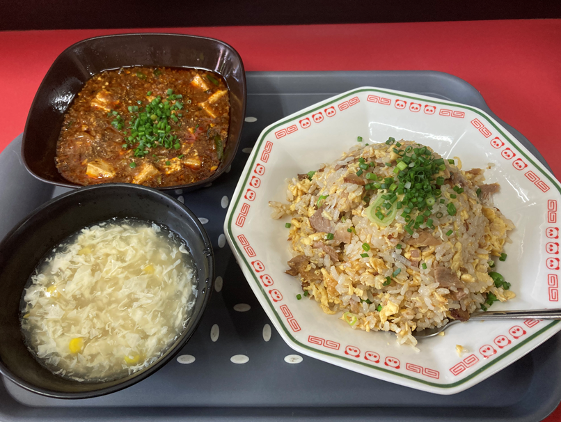 今日のランチ。「和風らぁめんはるや」さんにて、炒飯(900円)と四川麻婆豆腐(300円)を。

このお店には、私にとって沖縄で一番のメニューが二つあるのです。

一つは味噌ラーメン。
もう一つはこの炒飯です。

今日のは塩加減も完璧で、本当に美味しかったです。
ご馳走様でした！