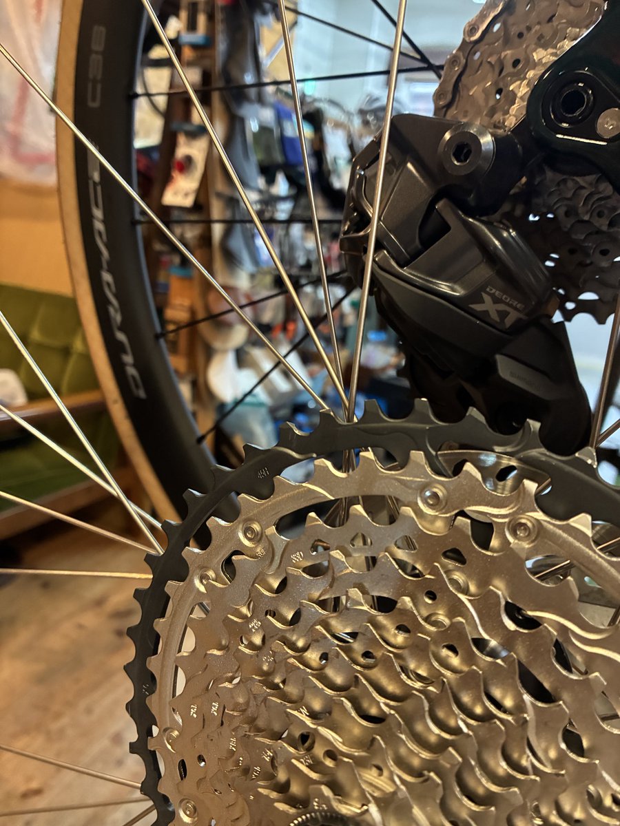 and_bicycle's tweet photo. シマノロード12sとMTB12sの互換性は如何に。
仕様やマニュアルなどに書いていない事を試してみたがりなんです。

シンクロすればバッテリーの大幅な小型化、フロントシングルにすればインナーチェーンリング廃止にFD廃止と。

さてシンクロするでしょうか。
結果は如何に。 https://t.co/Feu5FxRu7K