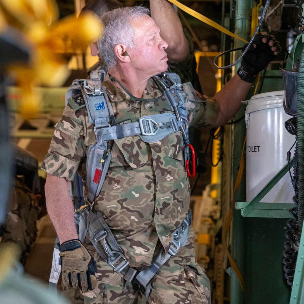 #غزه_تنتصر بينما قادة حماس بفنادق الدوحة  ليذكر التاريخ في حرب غزة ملك المملكة الأردنية الهاشمية  <a href="/KingAbdullahII/">عبدالله بن الحسين</a> هو  أول من ذهب بنفسه لكسر الحصار على غزة واسقاط المساعدات للمحاصرين من أهل غزة