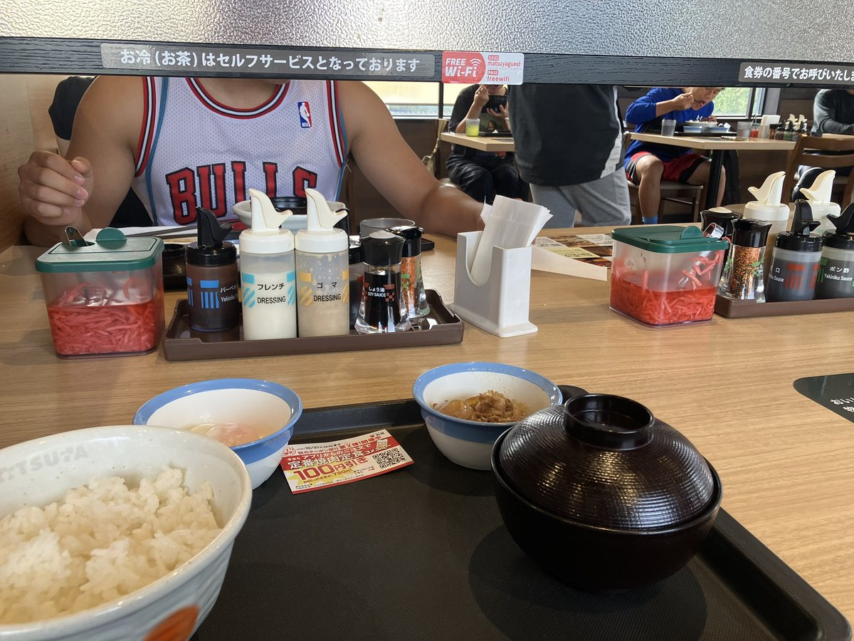 kt1046's tweet photo. 朝から時間が空いたので、皇室御用達の松屋で朝食
残念ながら田中はいませんでした
代わりにブルズ https://t.co/GpTrKX7z4e