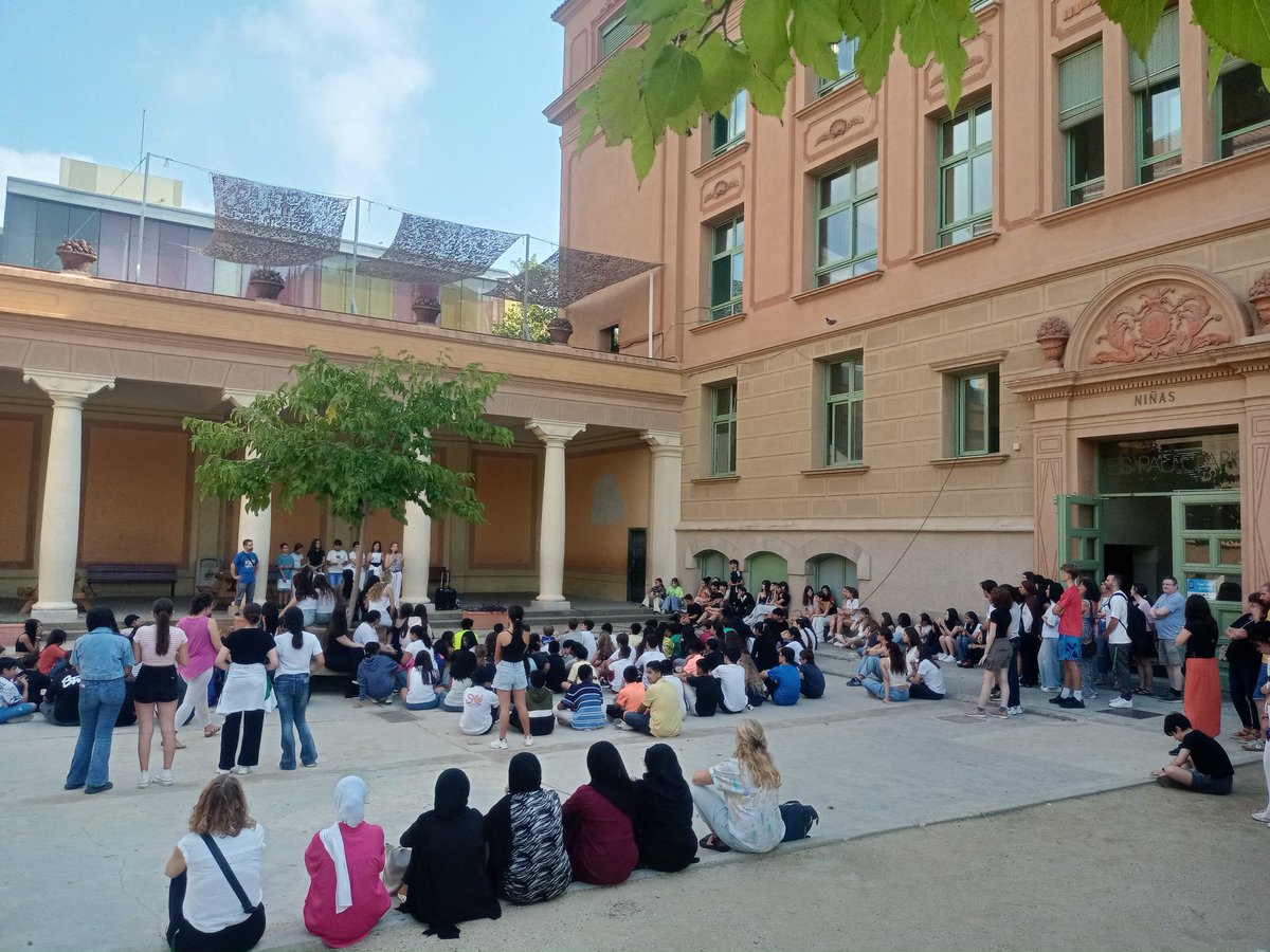 18 de setembre, de 12 a 12.30 h, la comunitat educativa del centre vam aturar les classes en solidaritat amb el poble palestí. L’alumnat va romandre al pati i es va llegir un manifest per denunciar el genocidi i exigir la fi de l’ocupació i els bombardejos a Gaza🇵🇸
