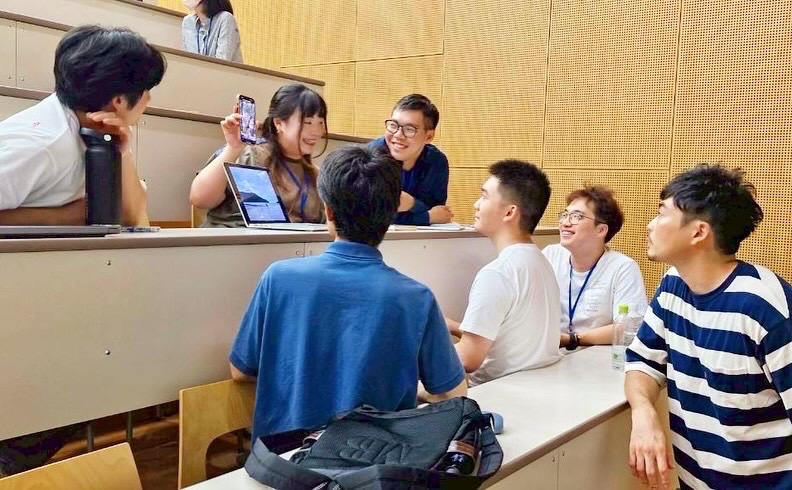 nenv_UTokyo's tweet photo. 先日、学生シンポジウムが開催されました!
以下の2つのテーマについてディスカションを行いました🗣️
「最終的に人生でやってみたいこと・夢」
「お気に入りの自然写真展」
秋入学の学生が新たに加わった今、改めて学年や国籍を越えて専攻内で仲を深める機会となりました✨
#utokyo #nenv #gsfs https://t.co/JDQrGOz0CT
