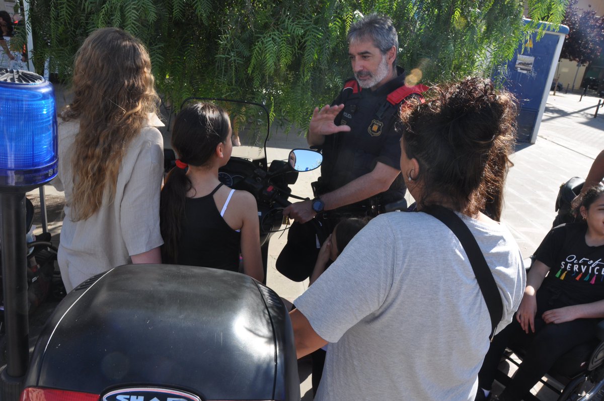 Jornada Barris i Seguretat: El treball comunitari com element autoprotector. La seguretat no depèn només de l'acció policial ni de l'absència de conflictes, sinó que es construeix a través de vincles socials sòlids que cohesionen la comunitat #barriLaMina. t.ly/AjPCv