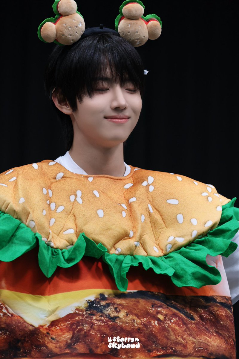 StarryskyLand's tweet image. 251009 헬로라이브 팬사인 장용훈

🍔햄버거가 사람이 됐어 

#IDID #아이딧
#JANGYONGHOON #장용훈