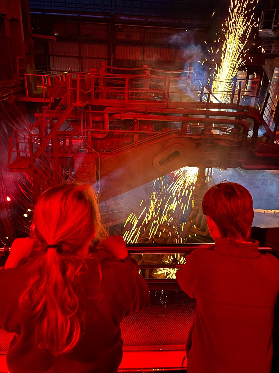 SpringfieldPri1's tweet image. Y5/6 had a fantastic day at Magna yesterday. We were immersed into the 4 elements: Earth, Wind, Water, Fire and also had an excellent time learning about light in our workshop.