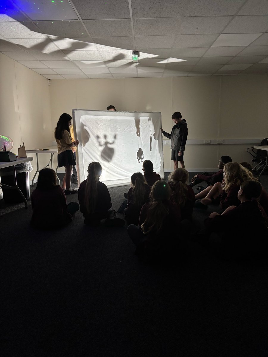 SpringfieldPri1's tweet image. Y5/6 had a fantastic day at Magna yesterday. We were immersed into the 4 elements: Earth, Wind, Water, Fire and also had an excellent time learning about light in our workshop.