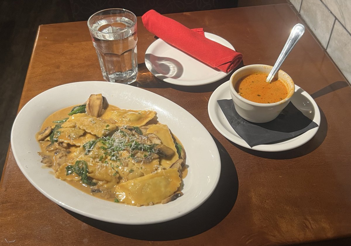 #白貂今天吃什么 小牛肉意大利饺子炒蘑菇。自称托斯卡纳菜但酱汁调味很法很复合。淡奶油底用料扎实，奶香味很高级，浓郁又轻盈并且被蘑菇的鲜味balance掉了，不腻。没想到安娜堡也有这么好吃的意餐

（忘了说al dente煮过头了= =||美国日常