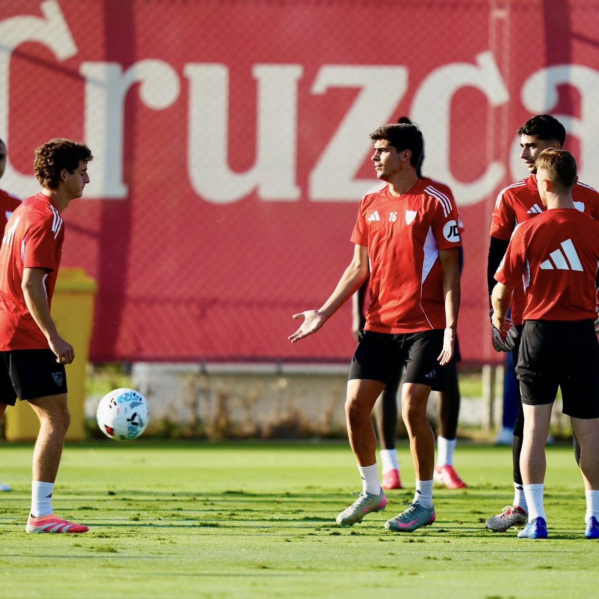 SevillaFC's tweet image. 🫵🏼 ¡No se para!

Jueves 🔛