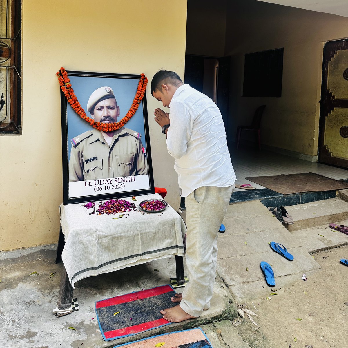 vimleshkumar941's tweet image. जिला मंत्री भाजपा महानगर श्री राजेश सिंह जी के पूज्यनीय पिता जी स्व. उदय सिंह जी के निधन की दुःखद सूचना प्राप्त होने पर उनके आवास गांजा ,भगवतपुर पहुंचकर अपनी शोक संवेदना व्यक्त की, ईश्वर से प्रार्थना है पुण्यात्मा को अपने चरणों मे स्थान दें एवं शोकाकुल परिजनों को इस अपार दुःख को…