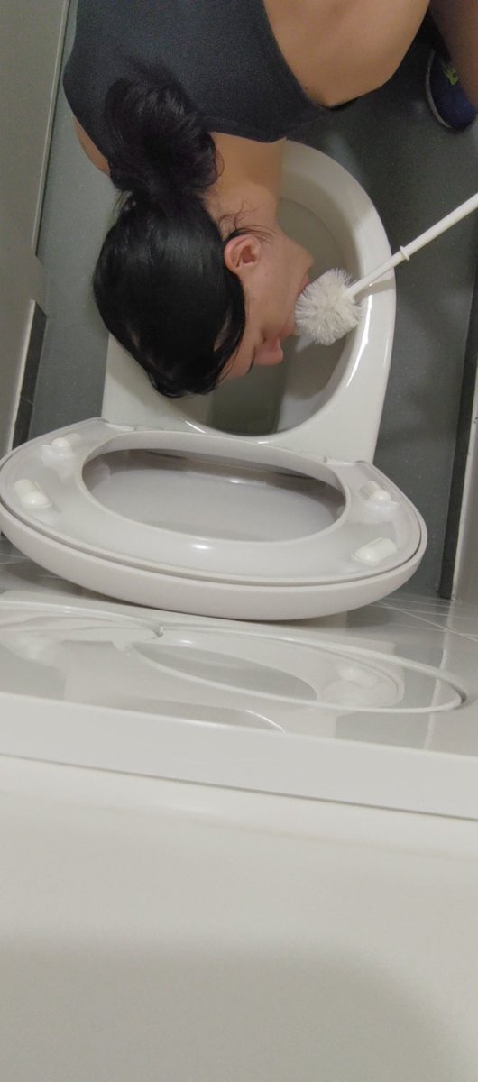 Amgemora's tweet photo. #toilet #lick #public https://t.co/ukRhvtn3s8