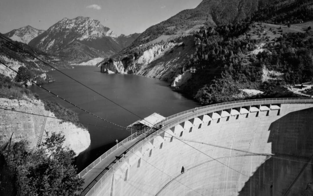 ⚫️Vajont, 9 ottobre 1963, ore 22.39
Acqua, fango, silenzio, morte
260 milioni di metri cubi di terra si staccarono dal monte Toc franando nel bacino della diga tra Veneto e Friuli Venezia Giulia. 
Morirono 1910 persone 🖤
#vajont #9ottobre1963 #consorzioPiave