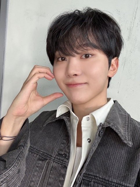 부승관 흑발파로서 요즘 너무 행복해요. 승가니 흑발하고 리즈 찍고있는거 너무 행보캐요.🥺🥺💗