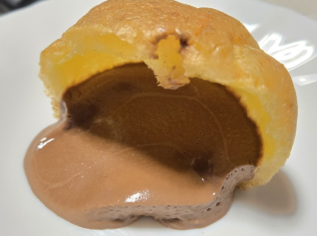 【くちどけショコラシュークリーム】
購入価格87円 178kcal
4.0
歯切れよくくしゅっとしてほんのり塩味あるシュー生地に
チョコクリームはココアの風味が強めでしっかりコクがありながらビター感も感じられとてもおいしい
ほんの少し暖めるとトロッと感増しさらにうまい