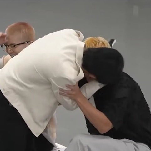 아무리 최애라도 이건 용납할수 없네요 부슨관씨? 질투나네요 돈 내고 세븐틴 해주새요.