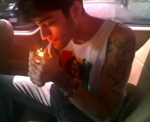 LT91Chile's tweet photo. 💬 | “El día que Zayn decidió irse fue devastador. Habíamos compartido camerino, fumado un porro la noche anterior como cualquier otra, y a la mañana siguiente no apareció. Me enteré igual que los demás. Fue como perder a un amigo y a un compañero al mismo tiempo. Nunca hablamos mucho de eso después, pero me aplastó. Fue el comienzo del fin de la banda.”

— Louis sobre la salida de Zayn de 1D via The Diary of a CEO