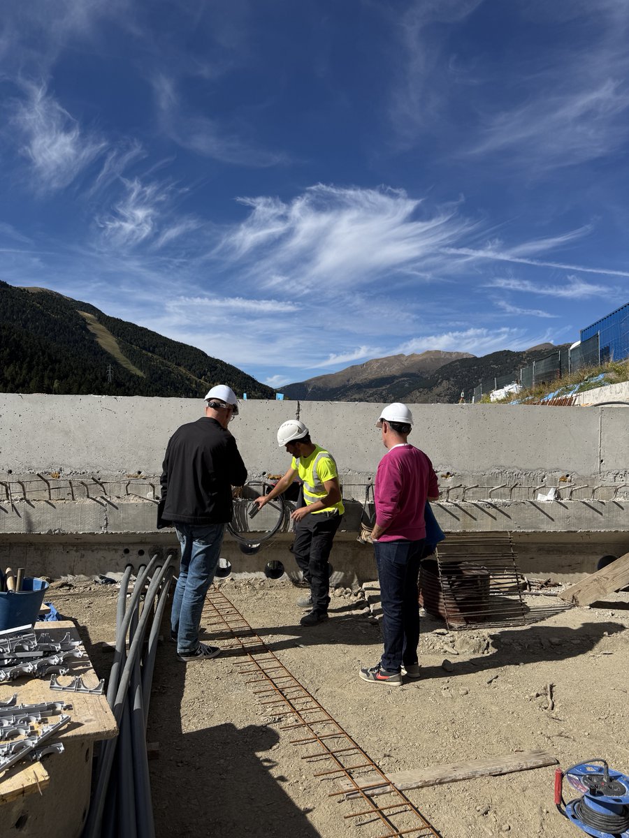 ValdesEnginyers's tweet photo. 🏗️ Les visites d’obra garanteixen que tot avanci segons el previst: control, seguiment i resolució d’imprevistos. En aquest cas hem estat a Soldeu, seguint la Fase 2 del carrer de Regí, una nova passa per assegurar la qualitat i precisió del projecte. 👷‍♂️📐 https://t.co/1czlAsfVk6