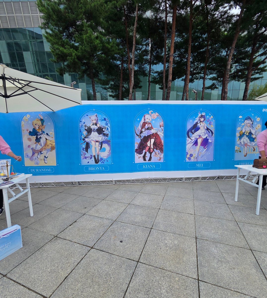ghfhdql's tweet image. #붕괴3rd #호요랜드2025 #HoYoLAND2025

호요랜드 붕괴3rd 다녀왔습니다!
야외로 쫒겨나서 너무 아쉽기도 했고 슬펐지만 그래도 내부에서 동생게임들과 같이 줄서는 것 보다는 훨씬 괜찮은 것 같습니다. 

그리고 오히려 굿즈들이 매타임 재입고라 굿즈구매는 훨씬 좋았습니다