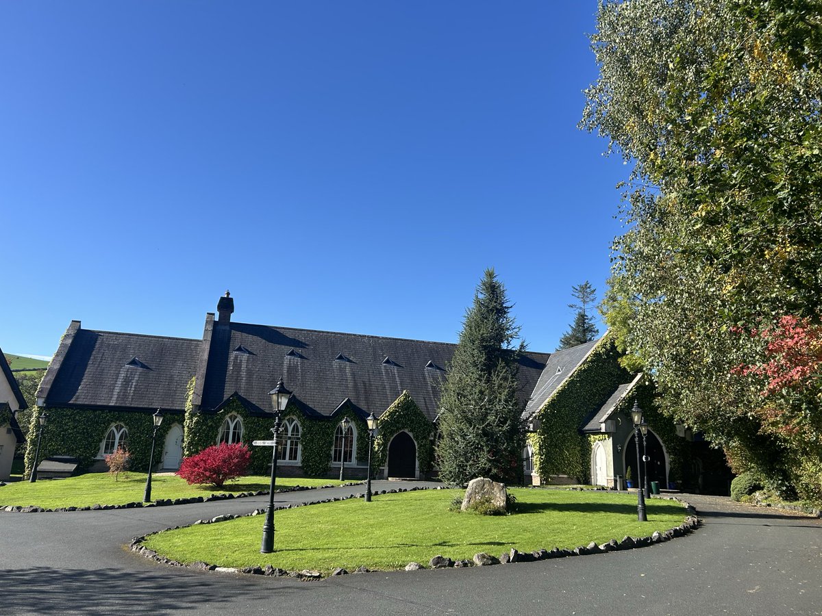 Macreddin's tweet photo. BrookHall looking beautiful this morning in the Autumn sunshine. Loving the blue skies of October 🍂 #BlueSkies #BrookLodge #MacreddinVillage #MacreddinGuests #Wicklow https://t.co/miE3WEFQkV