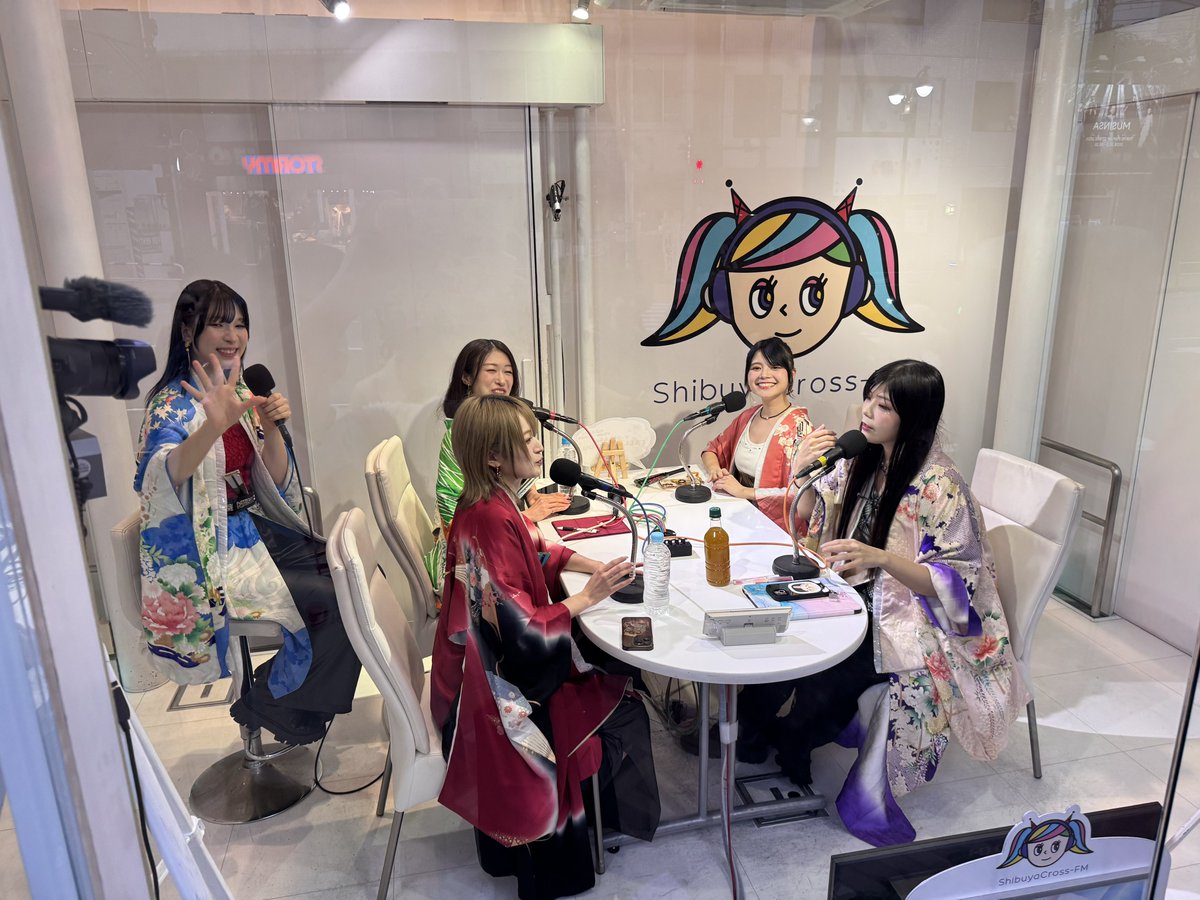 felicitar_0429's tweet image. 次の予定があったので10分ぐらいしか居れませんでしたがY-SELASのAll for You見てきたよん。

まさかの豆乳さんがゲスト出演で盛り上がったし握手してもらい嬉しかったね。

Y-SELASの皆さんも楽しんでいましたとさ。

#渋谷クロスFM
#Yラジ
