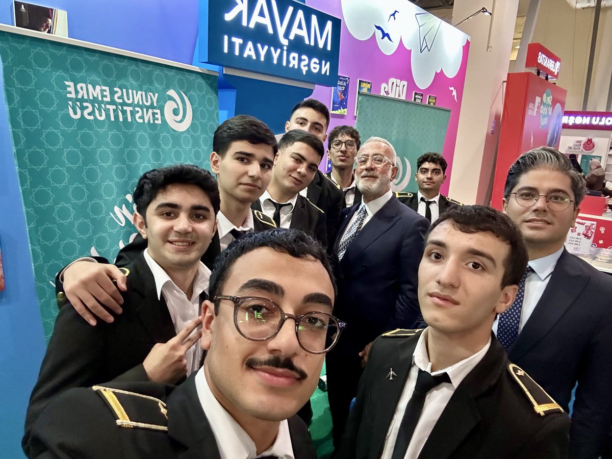 yeeazerbaycan's tweet photo. 11. Bakü Uluslararası Kitap Fuarı kapsamında, Türk edebiyatının değerli ismi Bahadır Yenişehirlioğlu, katılımcılarla bir araya gelerek “Hünkarım” adlı kitabını imzaladı.
#yeeorgtr #yeebakü #bakubookfair #bahadıryenişehirlioğlu #hünkarım https://t.co/QH8mzhsdRG