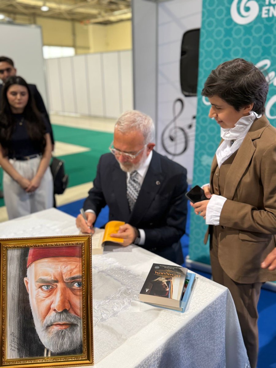 yeeazerbaycan's tweet photo. 11. Bakü Uluslararası Kitap Fuarı kapsamında, Türk edebiyatının değerli ismi Bahadır Yenişehirlioğlu, katılımcılarla bir araya gelerek “Hünkarım” adlı kitabını imzaladı.
#yeeorgtr #yeebakü #bakubookfair #bahadıryenişehirlioğlu #hünkarım https://t.co/QH8mzhsdRG