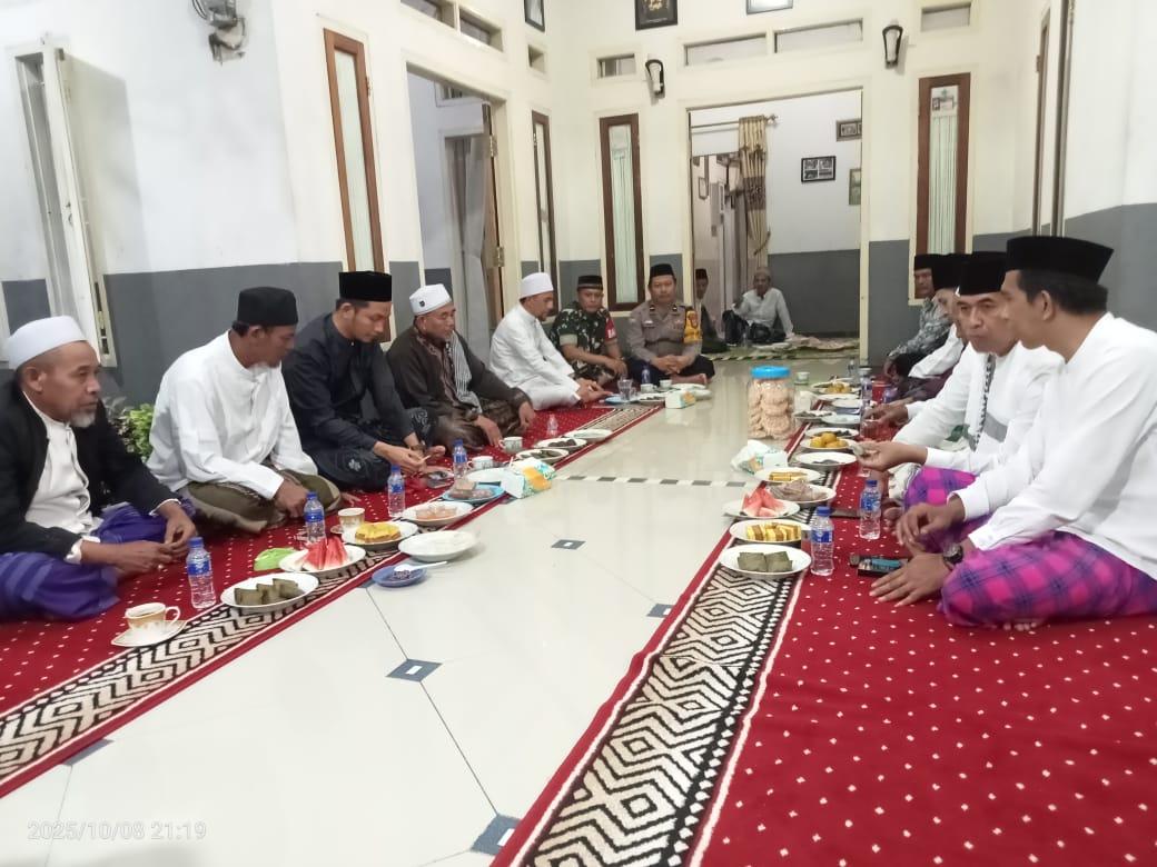 polseklegok's tweet image. Bhabinkamtibmas Desa Babat Aipda Vidiyanto bersama Babinsa menghadiri kegiatan Maulid Nabi Muhammad SAW dan Haul tuan syeh Abdul Qodir Jaelani di Ponpes Al alifiah Desa Babat , Rabu (9/10).

#sinergiwujudkankamtibmas 
#maulidnabimuhammadsaw 
#PolsekLegok
#bhabinkamtibmasindonesia