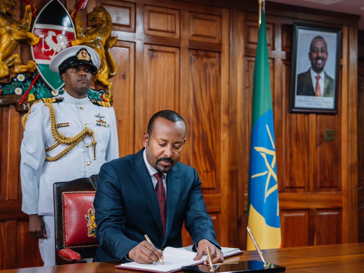 dessalegnmanaye's tweet image. H.E. Prime Minister @AbiyAhmedAli , together with his delegation, arrived in Nairobi, Kenya earlier this morning to participate in the 24th Summit of the #COMESA Authority of Heads of State and Government. 
© @PMEthiopia 
@GHessebon @BerhanuTsegaye @SMHaderaAbera  @MFAEthiopia