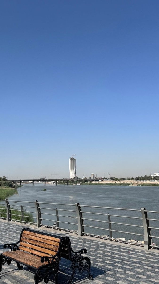 يمكن الجمال مو بالضجة، الجمال بهاللحظة الهادية عالنهر