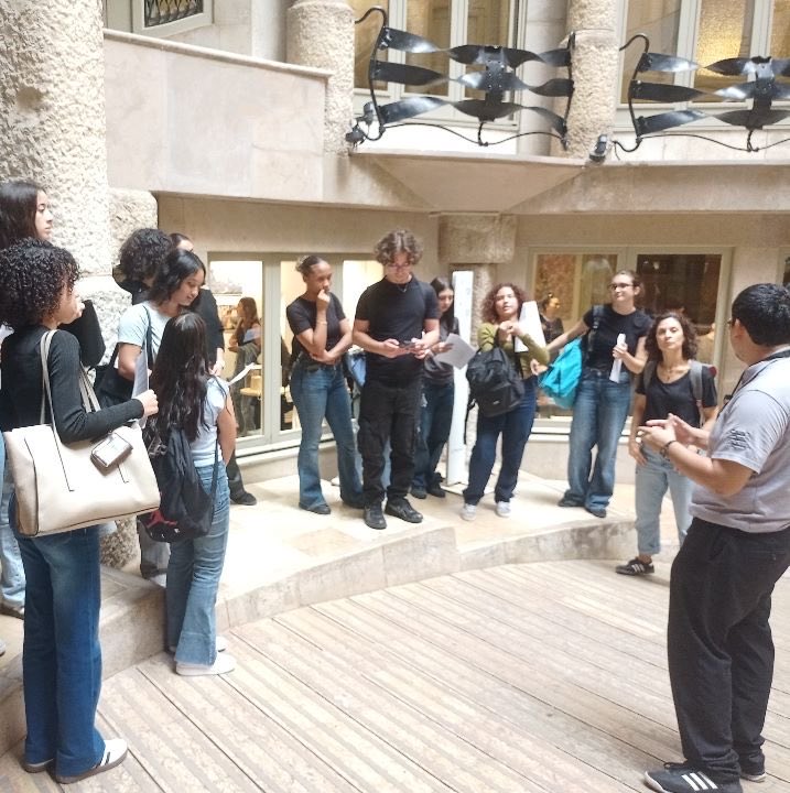 El passat divendres 3 d'octubre, l'alumnat d'Història de l'Art de 2nBAT ha visitat la Casa Milà de Barcelona (o La Pedrera), edifici històric dissenyat per Gaudí i declarat Patrimoni Mundial per la UNESCO. Una ocasió única per estudiar in situ una obra modernista.
