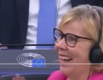 Kertoisitko <a href="/anna_maja/">Anna-Maja Henriksson</a> , mikä äärivasemmistolaisessa poliittisessa väkivallassa innoitti sinut aplodeihin ja näin leveään hymyyn?

<a href="/liandersson/">Li Andersson</a> ilta en edes kysy, koska #parempaa ja #eriasia ja Li on tunnetusti vasemmistolaisen (USA:ssa) terroristijärjestön Antifan tukija.