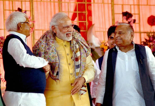 ComradeMalal's tweet image. मोदी जी ने अपने लठैत मित्रों के साथ बहन मायावती का सेटिंग बिठा दिया था। और अपने कमांडो दिलीप मंडल को बसपाई बनाकर  देवी-देवताओं को गाली देने के लिए भेज दिया था।

टारगेट था कैसे भी करके बसपा के वोटरो को तोड़ दो। सवर्णों को वापस कभी भाजपा ना छोड़ने दो और दलितों की लड़ाई लड़ने का…