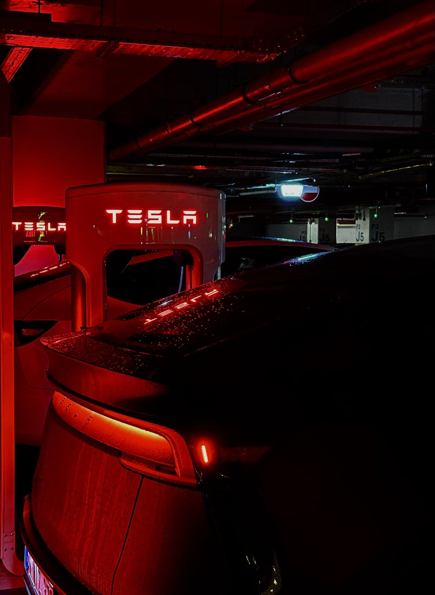 Tesla güncel km: 3.950 

- Ortalama 15 günde bir kez şarj ediyorum. - Her şarj maliyeti ₺450-₺500 arası değişiyor. 
- Supercharger tercih ediyorum. Evime yakın. 
- Bekleme sürem max 35dk. Avm'de alışveriş ya da haberleri izleyerek zaman geçiriyorum. 
- Sıra hiç olmuyor.