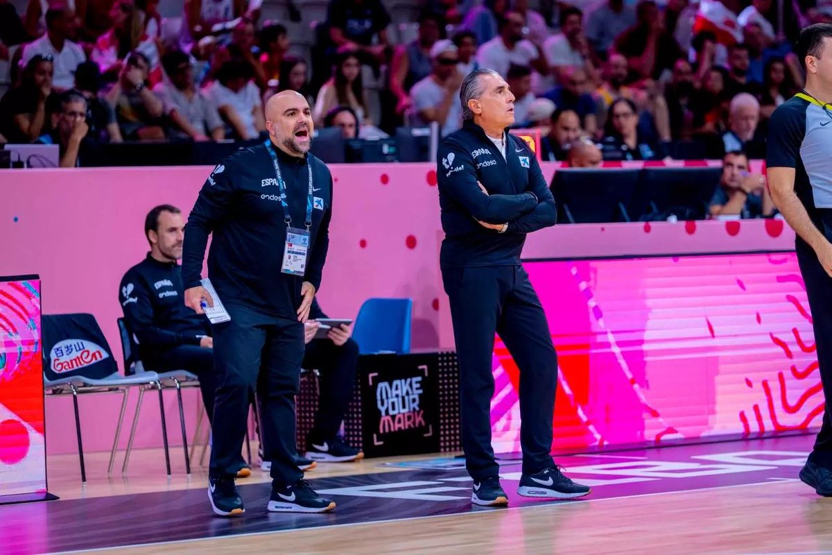 Hoy, Simposium en la ULPGC.
Sala de Grados en el Campus de Tafira.
16.00 – La preparación física en el voleibol (Rubén Carreño) / 16.45 – Dirección de equipos de fútbol (Miguel Ángel Ramírez) / 17.30 – Análisis del juego en baloncesto (Víctor García). Ver cvguaguas.com