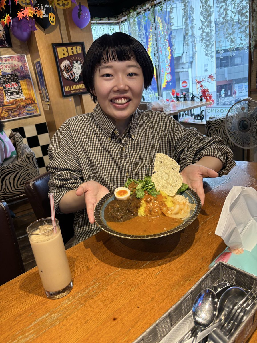 makiokamomental's tweet image. 破壊ありがとうのテアトロコントで一緒だったもめんと竹田さんが食べに来てくれました。ありがとう😊　#マキオカリー　#もめんと