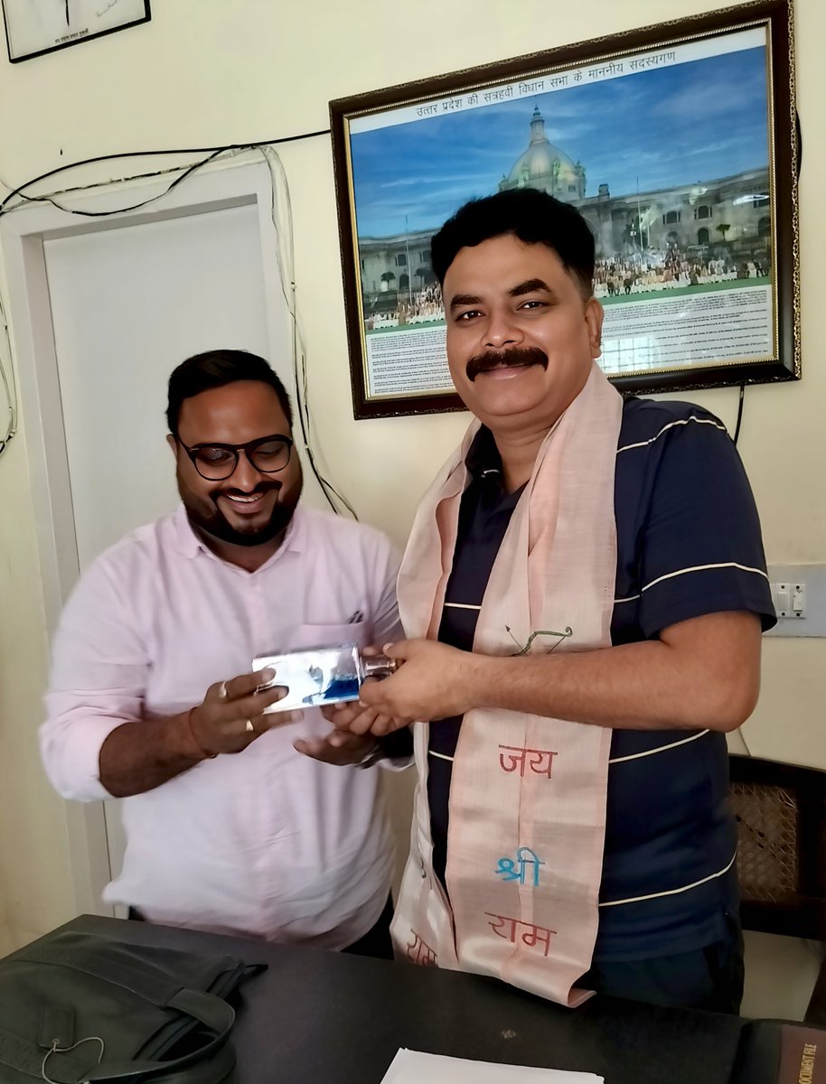 आज लखनऊ में अपने क्षेत्रीय विधायक बदलापुर श्री रमेश चंद्र मिश्रा जी से आत्मीय भेंट हुई।
मा० विधायक जी ने बदलापुर विधानसभा में चल रहे विकास कार्यों की जानकारी दी तथा यह भी आश्वस्त किया कि २०२६ तक बदलापुर में विकास से संबंधित सभी कार्य पूर्ण कर बदलापुर को संतृप्त बना दिया जाएगा।