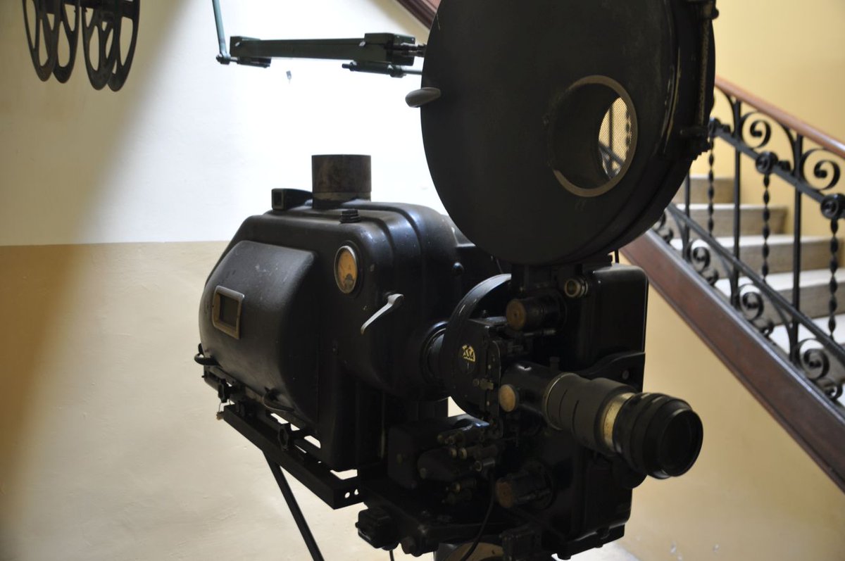Bon dia amb el #patrimonideldia! Avui un projector de cinema de la marca Pergam. Pertanyia a l'antic Casino Borràs de #CastellbellielVilar, on antigament es projectaven pel·lícules: patrimonicultural.diba.cat/element/projec… <a href="/AjCastellbell/">Aj. Castellbell</a> <a href="/CulturaDIBA/">Cultura Diputació Barcelona</a>