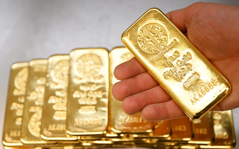 Gold prices top $4,000 an ounce for the first time ever amid global uncertainty tvitoday.com/2025/10/08/gol…