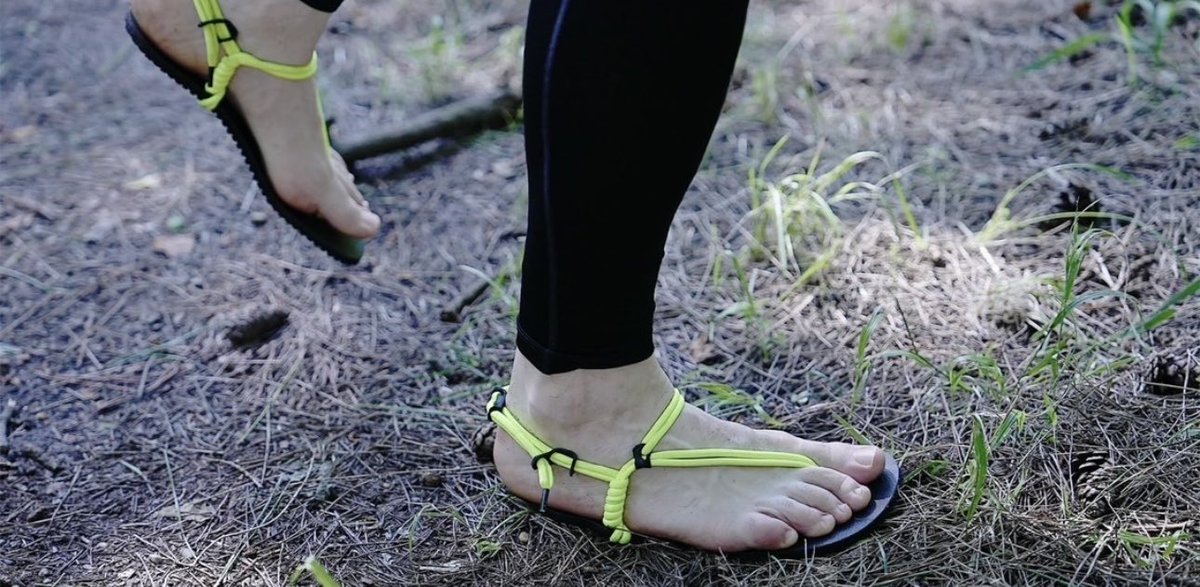 🏃‍♂️ 走り終えたあと。
その静けさの中で、呼吸と心拍が落ち着いていく。

裸足感覚のサンダル BAREFOO は、
アフタージョグのリカバリーにもぴったり。
足裏をやさしく刺激し、血流を促してくれます。

走った後こそ、体の声を聞く時間。
#リカバリー #ジョギング #裸足感覚 #BAREFOO