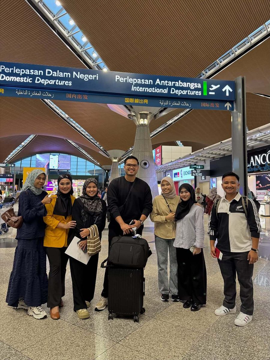 ohmymediacc's tweet photo. Wah, Khairul Aming bersama geng2 tangan pantas. Tak sabar nak tunggu video percutian mereka di New Zealand😍 

Sumber: IG nzmalaya https://t.co/Z4lo9HICkr