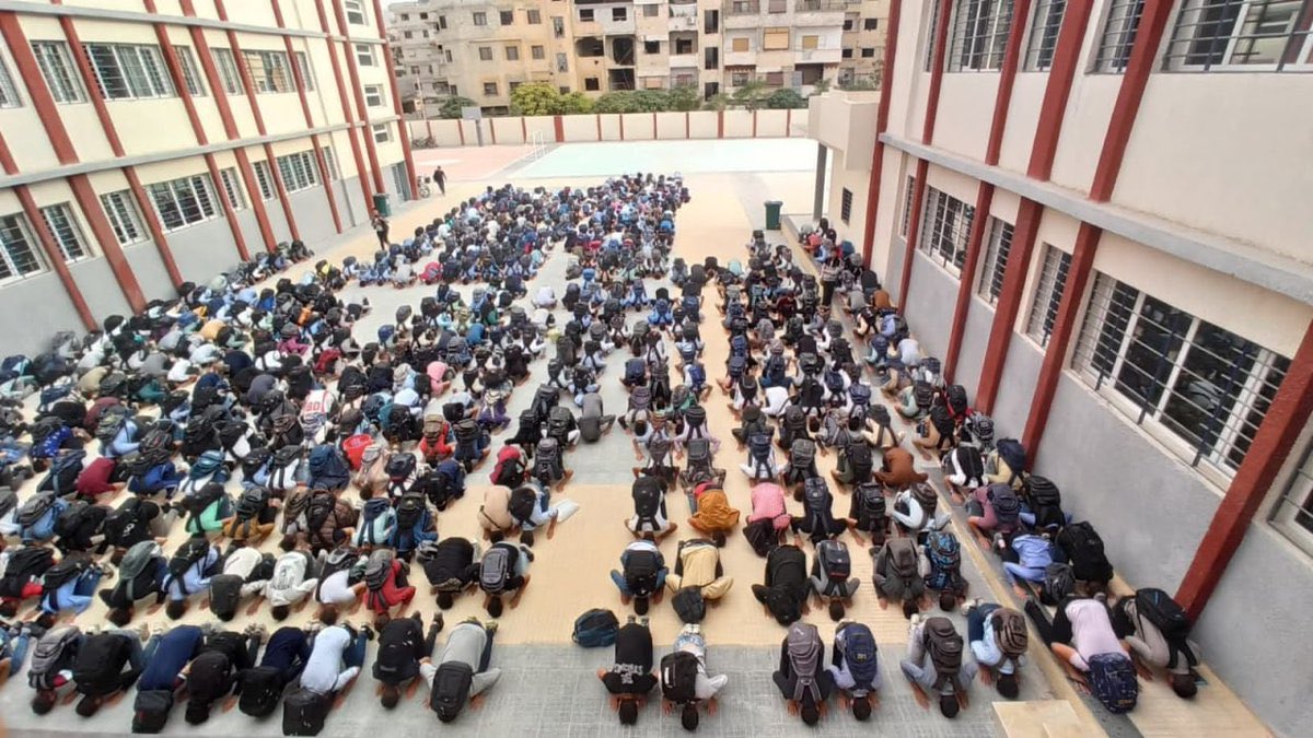 من دوما بريف دمشق …

سجدة شكر لله من قبل طلبة مدرسة دوما بعد ايقاف الحرب على غزة…