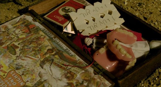 ทรัพย์สมบัติที่ถูกทิ้งไว้ให้คนเป็น จากบุตรีถึงบิดาที่รักยิ่ง --ฟันปลอมของคุณยายที่ต้องหาให้หัวหมุน มันอยู่นี่เสียเอง

จดหมายจากจอมโจรมรกต จอมโจรผู้ผดุงธรรมจากดินแดนทางตอนใต้ จากนิทานที่ข้าพเจ้ามักเล่าให้หล่อนฟังเสมอ

ท่านอยากฟังหรือไม่ มหากาพย์จอมโจรมรกตนั่นน่ะ ?