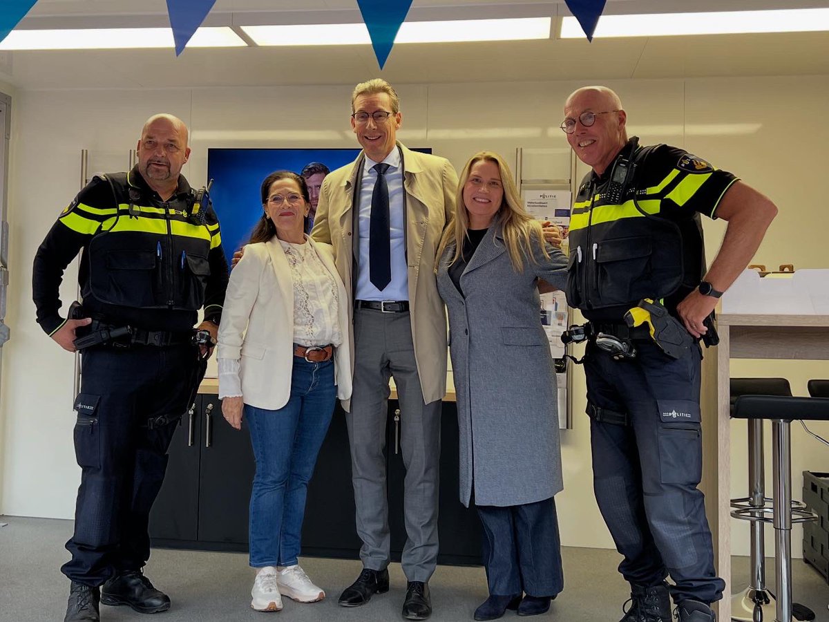 VVDAmstelveen's tweet image. De veiligheid in Amstelveen heeft, op initiatief van de VVD, er een nieuwe aanwinst: de veiligheidskar. Bedoeld al mobiele unit om inwoners op locatie te kunnen voorlichten over onderwerpen mbt veiligheid en weerbaarheid. 💙