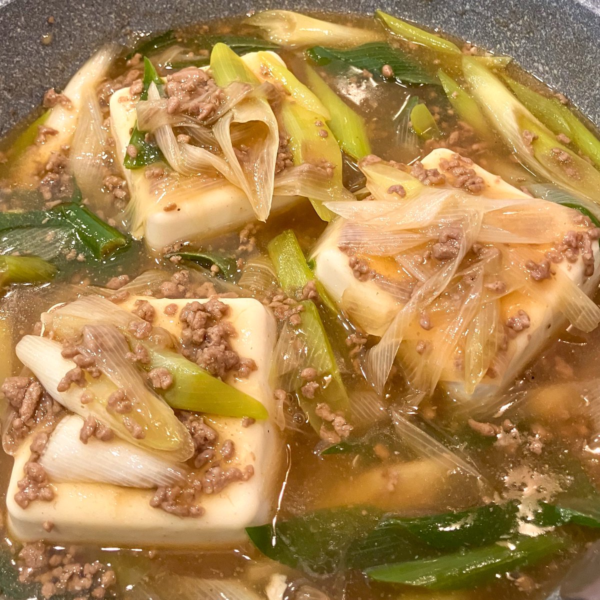 長ねぎ2本、ひき肉100gをごま油大1、おろし生姜小1で炒め、水400ml、醤油、鶏ガラ、白だし各大1を加え煮込み、水溶き片栗粉（水・片栗粉各大1）でとろみをつけ、絹豆腐を加えると、美味しく仕上がります