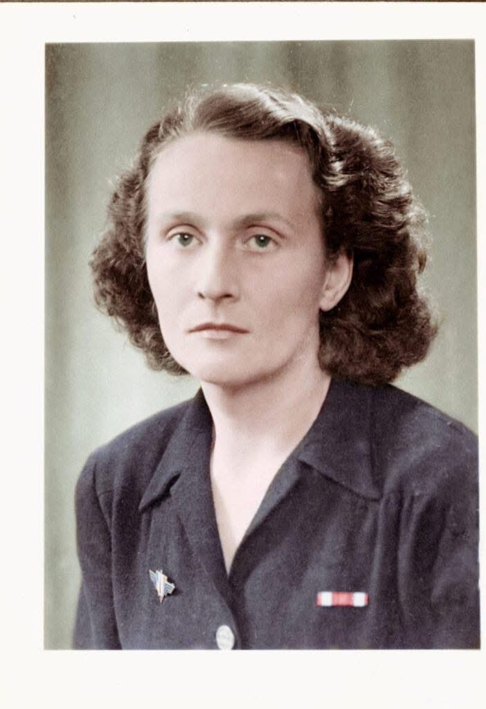 Catherine, la sœur de Christian…

« La femme que vous voyez sur la photo s’appelle Catherine Dior. Peut-être que le nom vous est familier, mais son histoire - la vraie - est restée trop longtemps dans l’ombre. Elle ne défilait pas sur le podium, ne dessinait pas de robes, ne