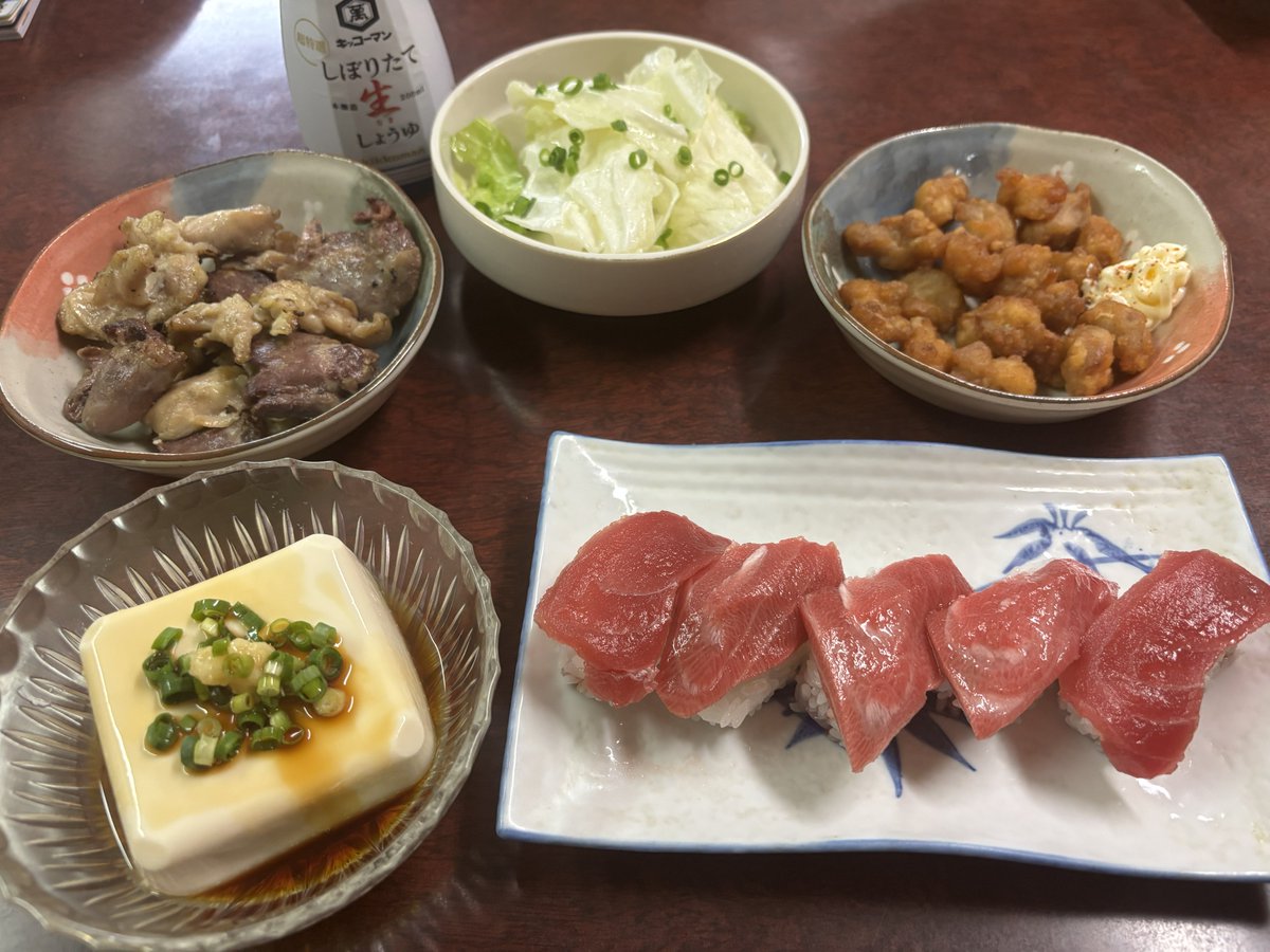 今日の晩飯は
適当に握ったマグロ寿司🍣
鳥のハツとなんか内蔵の塩胡椒焼き🕊️
鳥の軟骨揚げ🍖
塩ダレキャベツ🌿
冷奴🫛

ネギトロ寿司撮るの忘れてた😝💫